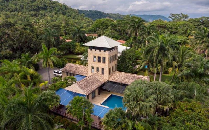 Kleines Boutique Hotel in Tambor mit Pool, umgeben von üppiger Vegetation und Hügeln.