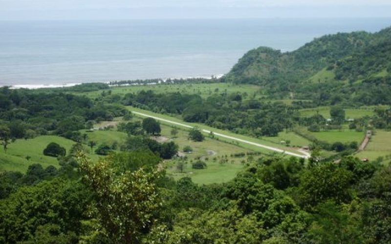 Blick auf eine grüne Finca bei Punta Islita mit dem Pazifik im Hintergrund.