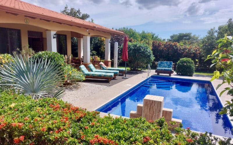 House with pool in Esparza