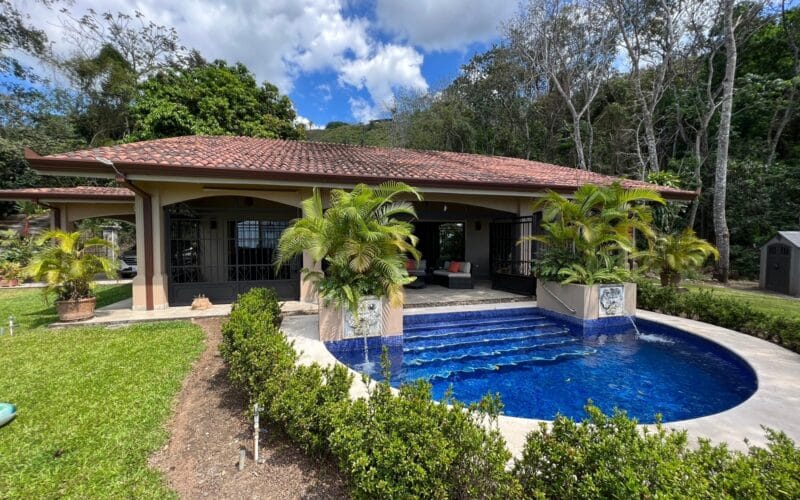Schönes Haus mit Pool und Garten in San Mateo, Zentraltal.