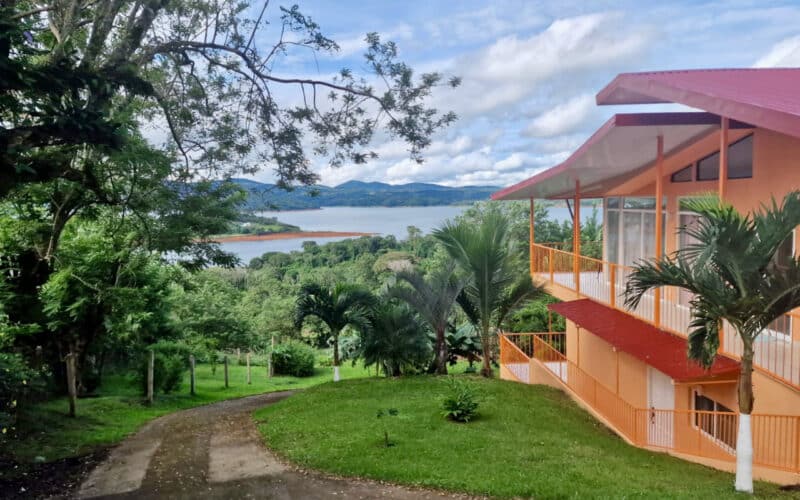 Haus bei Tronadora mit Blick auf den Arenal-See, umgeben von üppiger Vegetation.