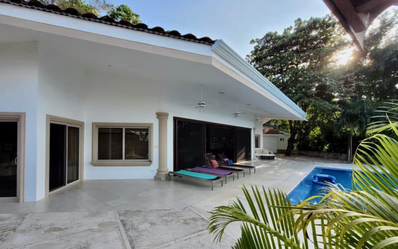 Terrasse der Villa mit Pool und Liegestühlen in Playa Naranjo, Pazifik Mitte.