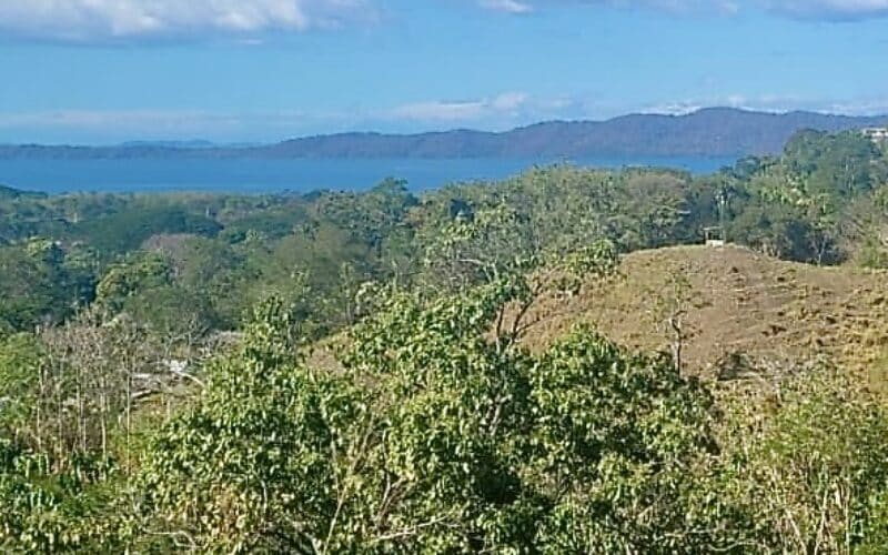 Blick auf bewaldete Hügel und das Meer in der Region Pazifik Mitte bei Cabo Blanco.