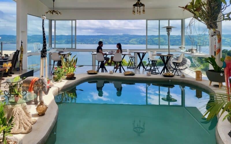 Innenbereich eines Boutique Hotels am Arenal See mit Pool und Panoramablick auf den See.