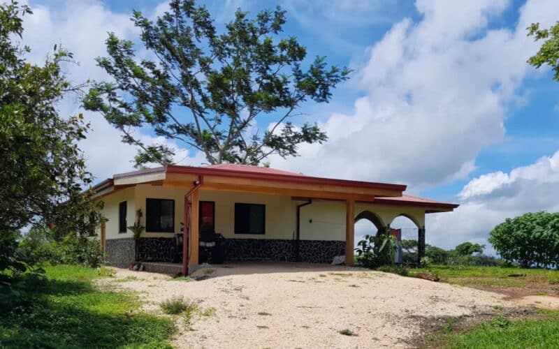 Haus auf einer 11 ha Finca in Monte Romo, Pazifik Mitte, mit rotem Dach und umgebender Vegetation.