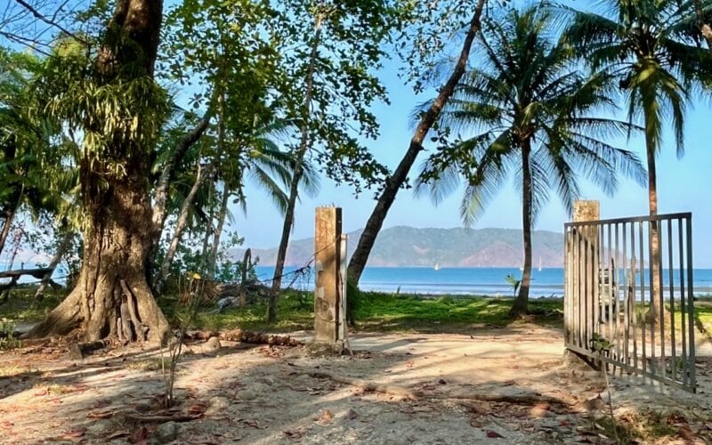 Strandgrundstück in Playa Tambor mit Palmen und Meerblick, Pazifik Mitte.