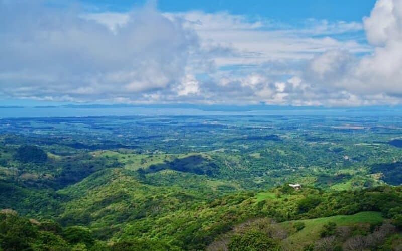 Weitläufige grüne Landschaft in Miramar, Pazifik Mitte, unter bewölktem Himmel.