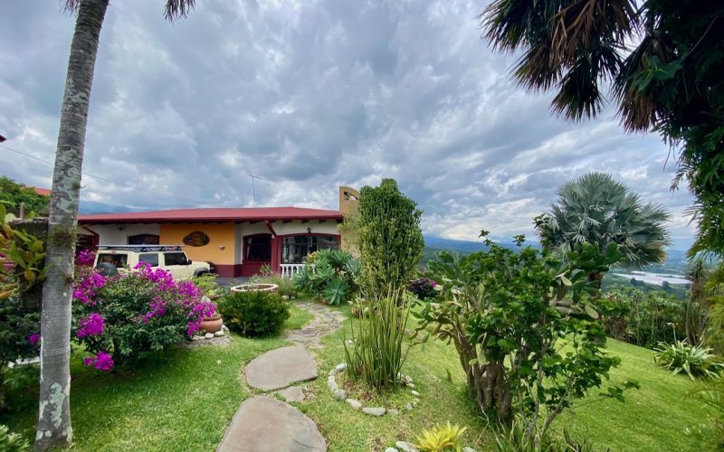 House in a prime location in San Pedro de Sarchi
