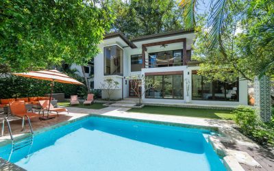 Moderne Villa mit Pool und Terrasse in Villarreal, umgeben von üppiger Vegetation.