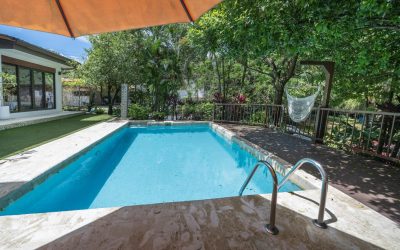 Pool mit Terrasse und Garten in einer Villa bei Tamarindo, Villarreal, Pazifik Nord.