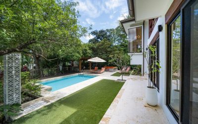 Terrasse einer Villa bei Tamarindo mit Pool, Liegestühlen und üppiger Vegetation.