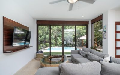 Wohnzimmer einer Villa in Villarreal mit Blick auf den Pool durch große Fenster.