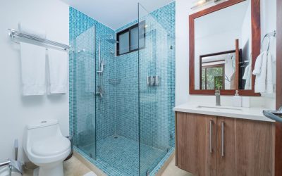 Modernes Badezimmer mit Glasdusche und Holzwaschtisch in einer Villa bei Tamarindo.