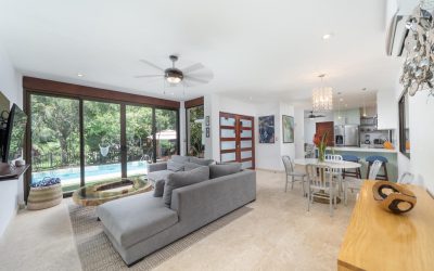 Helles Wohnzimmer einer Villa bei Tamarindo mit Blick auf den Pool und Garten.