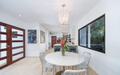 Essbereich in einer Villa bei Tamarindo mit rundem Tisch, modernen Stühlen und Hängelampe.