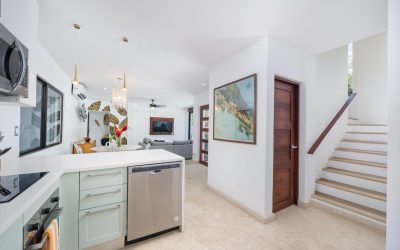 Moderne Küche und Wohnbereich in einer Villa in Villarreal mit heller Einrichtung und Kunstwerken an den Wänden.
