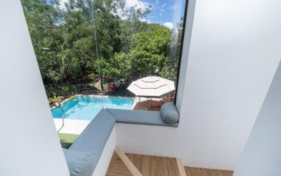 Blick aus einem Fenster auf einen Pool und üppige Vegetation in Villarreal, Pazifik Nord.