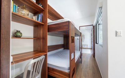 Schlafzimmer mit Etagenbett, Holzregal und Schreibtisch in einer Villa in Villarreal, Pazifik Nord.