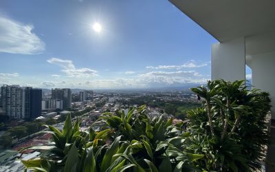 Blick vom Balkon einer Eigentumswohnung im 20. Stock in Rohrmoser San Jose mit Pflanzen und Stadtpanorama.
