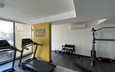 Fitnessraum mit Laufbändern, Hanteln und Fitnessgeräten in Rohrmoser San Jose.