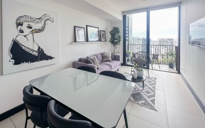 Wohnzimmer einer Eigentumswohnung im 20. Stock in Rohrmoser San Jose mit moderner Einrichtung und Balkonblick.