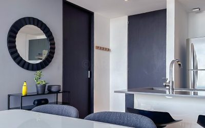 Moderne Küche und Essbereich in einer Eigentumswohnung in Rohrmoser San Jose.