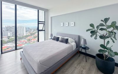 Schlafzimmer in einer Eigentumswohnung im 20. Stock mit Panoramablick in Rohrmoser San Jose.