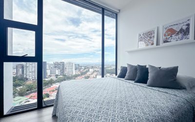 Schlafzimmer mit großem Fenster und Panoramablick auf Rohrmoser San Jose
