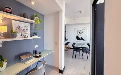 Arbeitsbereich mit Schreibtisch und Regalen in einer Eigentumswohnung in Rohrmoser San Jose.